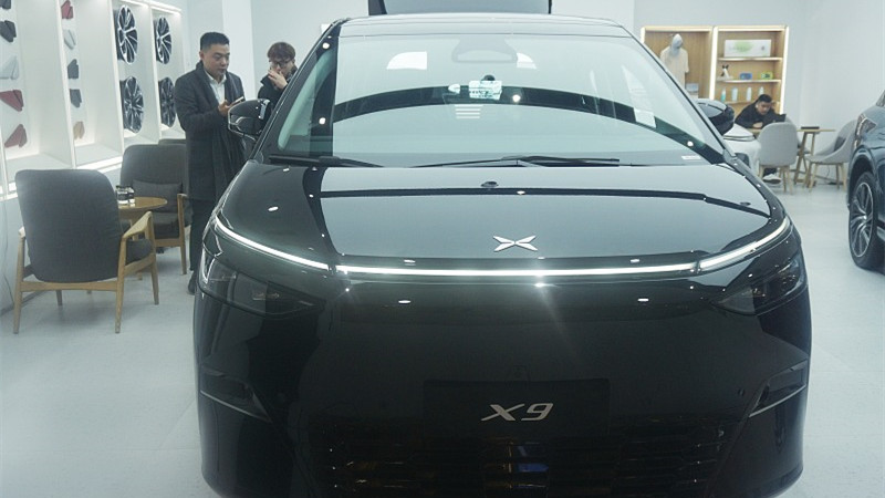 Top-Autogiganten greifen nach chinesischer Technologie                    Der Automobilsektor verlagert sich zunehmend in Richtung Elektrifizierung. Volkswagen gab am Mittwoch bekannt, dass es gemeinsam mit dem chinesischen Startup Xpeng eine elektronische Architektur entwickelt, um seine Wettbewerbschancen auf dem hitzigen chinesischen Markt für Elektrofahrzeuge zu verbessern.