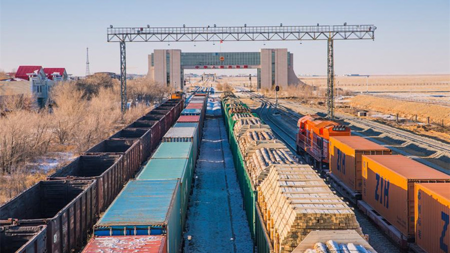 Chinas Grenzhafen Erenhot fertigt 1.000 Güterzüge zwischen China und Europa ab                    Der 1.000ste China-Europa-Güterzug passierte am Sonntag den Grenzhafen von Erenhot in der nordchinesischen Autonomen Region Innere Mongolei.