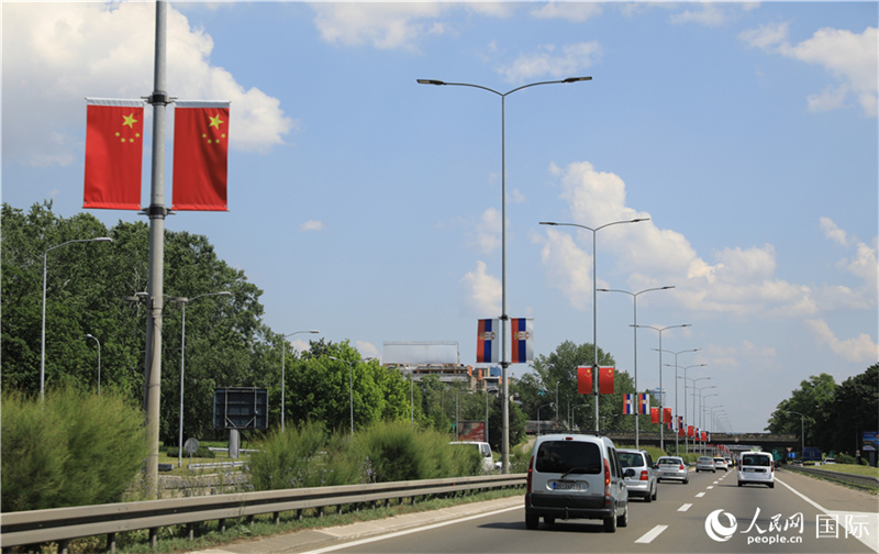 Chinesische Flaggen und Willkommensgrüße überall in Serbien