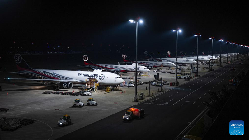 Kumulierter internationaler Durchsatz von Chinas Drehkreuzflughafen übersteigt 100.000 Tonnen