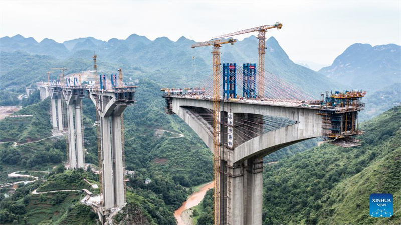 Liuzhi-Brücke auf Schnellstraße im Südwesten Chinas im Bau