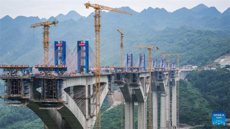 Liuzhi-Brücke auf Schnellstraße im Südwesten Chinas im Bau