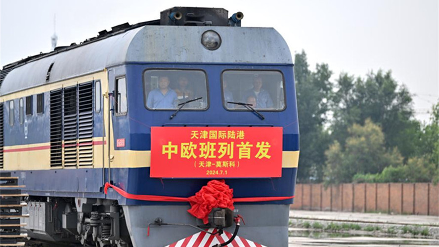 Nordchinas Tianjin eröffnet China-Europa-Güterzugstrecke                    Ein China-Europa-Güterzug fährt am 1. Juli 2024 vom Tianjin International Land Port im nordchinesischen Tianjin nach Russland ab. Der Güterzug nach Moskau markierte damit den Start der China-Europa-Güterzugstrecke des Landhafens.