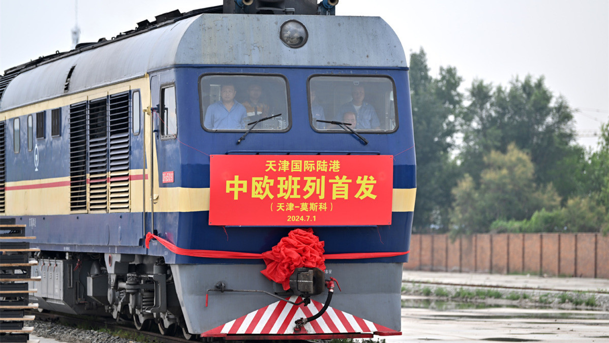 Bahnverbindungen zwischen China und Europa stark verbessert                    Wie die Regulierungsbehörde und der Betreiber China State Railway Group am Mittwoch mitteilten, hat China in diesem Jahr bereits über 10.000 Güterzüge nach Europa eingesetzt. Die Zehntausender-Marke wurde 19 Tage früher als im Vorjahr erreicht.