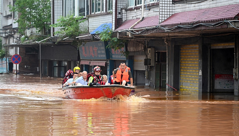 Xi Jinping leitet Treffen zu Hochwasserschutz und Hilfsmaßnahmen                    Xi Jinping hat am Donnerstag eine Sitzung des Ständigen Ausschusses des Politbüros des Zentralkomitees der KPCh zur Überprüfung und Organisation der Arbeit im Zusammenhang mit Hochwasserschutz und Katastrophenhilfe einberufen.