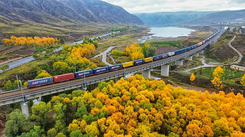  China-Europa-Güterzüge transportierten 1,2 Millionen TEU in den ersten sieben Monaten des Jahres Nach Angaben der China Railway Group wurden von Januar bis Juli dieses Jahres insgesamt 11.403 Güterzüge zwischen China und Europa eingesetzt und 1,226 Millionen TEU an Gütern transportiert, was einer Steigerung von 12 Prozent bzw. 11 Prozent gegenüber dem Vorjahr entspricht.