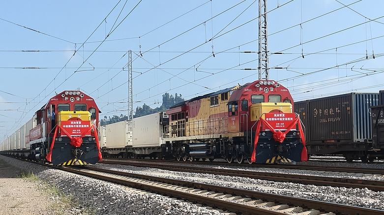  Die China-Laos-Eisenbahn hat mehr als zehn Millionen Tonnen Güter umgeschlagen Die China-Laos-Eisenbahn hat nach Angaben der lokalen Behörden seit ihrer Inbetriebnahme im Dezember 2021 bisher über 10 Millionen Tonnen Güter umgeschlagen.