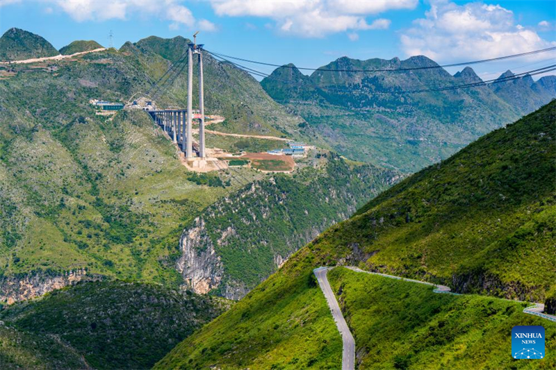 Huajiang-Grand-Canyon-Brücke soll höchste Brücke der Welt werden