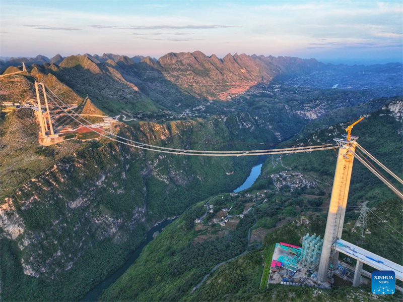 Huajiang-Grand-Canyon-Brücke soll höchste Brücke der Welt werden