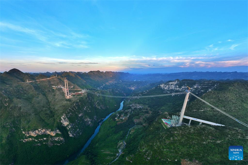 Huajiang-Grand-Canyon-Brücke soll höchste Brücke der Welt werden