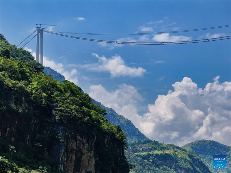 Huajiang-Grand-Canyon-Brücke soll höchste Brücke der Welt werden