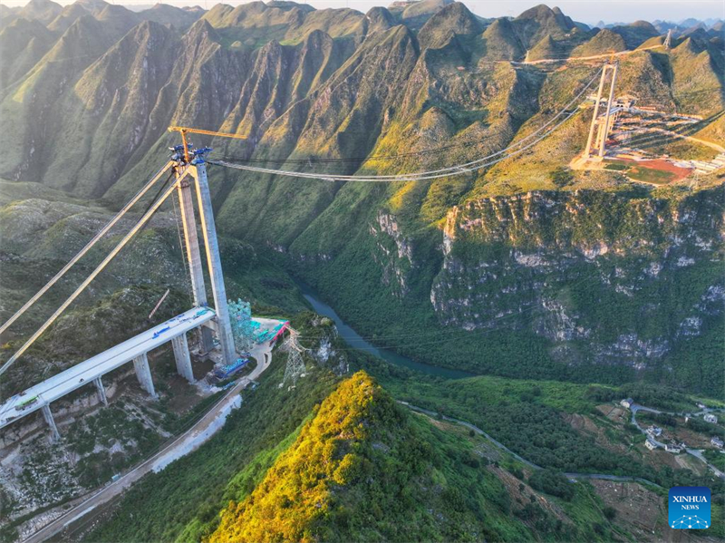 Huajiang-Grand-Canyon-Brücke soll höchste Brücke der Welt werden