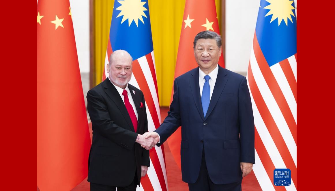  Xi Jinping führt Gespräch mit malaysischem König Der chinesische Staatspräsident Xi Jinping hat am Freitag in der Großen Halle des Volkes in Beijing ein Gespräch mit dem malaysischen König Sultan Ibrahim Iskandar geführt,  der zu einem Staatsbesuch in China weilt.