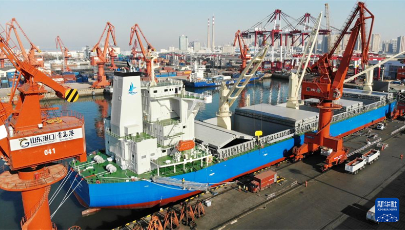 COSCO Shipping startet Hochgeschwindigkeits-Seeroute nach Afrika                    An einem Liegeplatz im Hafen von Qingdao, einer Tochtergesellschaft der Shandong Port Group, wurden am Montag über 20.000 Kubikmeter Fracht – darunter Maschinen, Fahrzeuge und Stahl – auf die neu ausgelieferte „Green Nagoya“ verladen. 