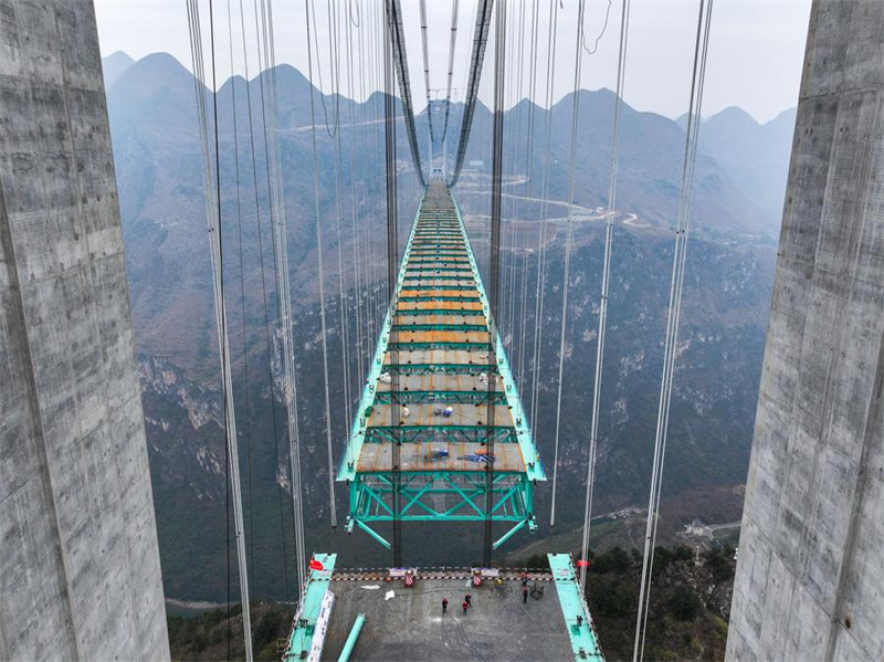 Huajiang-Grand-Canyon-Brücke im Südwesten Chinas bereit zur Schließung