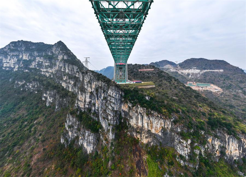 Huajiang-Grand-Canyon-Brücke im Südwesten Chinas bereit zur Schließung