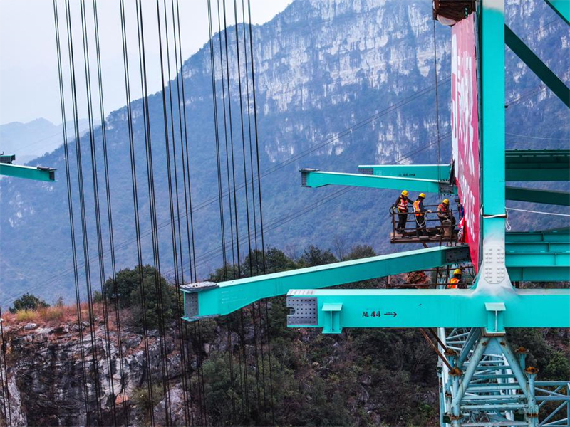 Huajiang-Grand-Canyon-Brücke im Südwesten Chinas bereit zur Schließung