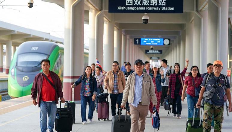 Erste ASEAN-Reisegruppe reist ohne Visum nach Xishuangbanna                    Am Dienstagabend hat eine Gruppe von 15 Touristen aus Thailand und Laos den Bahnhof Xishuangbanna der China-Laos Railway verlassen. Begrüßt wurden sie dabei durch eine Wasserzeremonie und eine lebhafte Tanzaufführung.