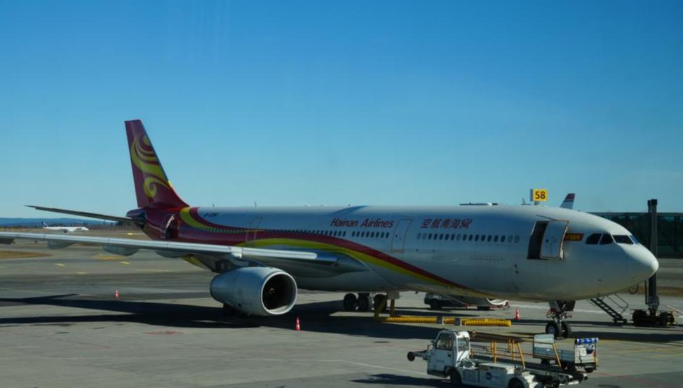 Hainan Airlines eröffnet Direktverbindung zwischen Oslo und Beijing                    Die chinesische Fluggesellschaft Hainan Airlines hat am Samstag offiziell eine Direktflugverbindung zwischen Beijing und Oslo eröffnet. Der Flug HU769 vom Beijing Capital International Airport landete um 5:02 Uhr Ortszeit auf dem Osloer Gardermoen International Airport. Anlässlich der Eröffnung der neuen Strecke fand auf dem Flughafen eine Begrüßungszeremonie statt.