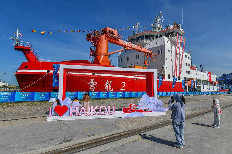 Chinas Eisbrecher „Xuelong 2“ empfängt Besucher in Südchina