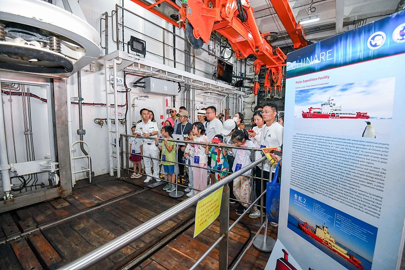 Chinas Eisbrecher „Xuelong 2“ empfängt Besucher in Südchina
