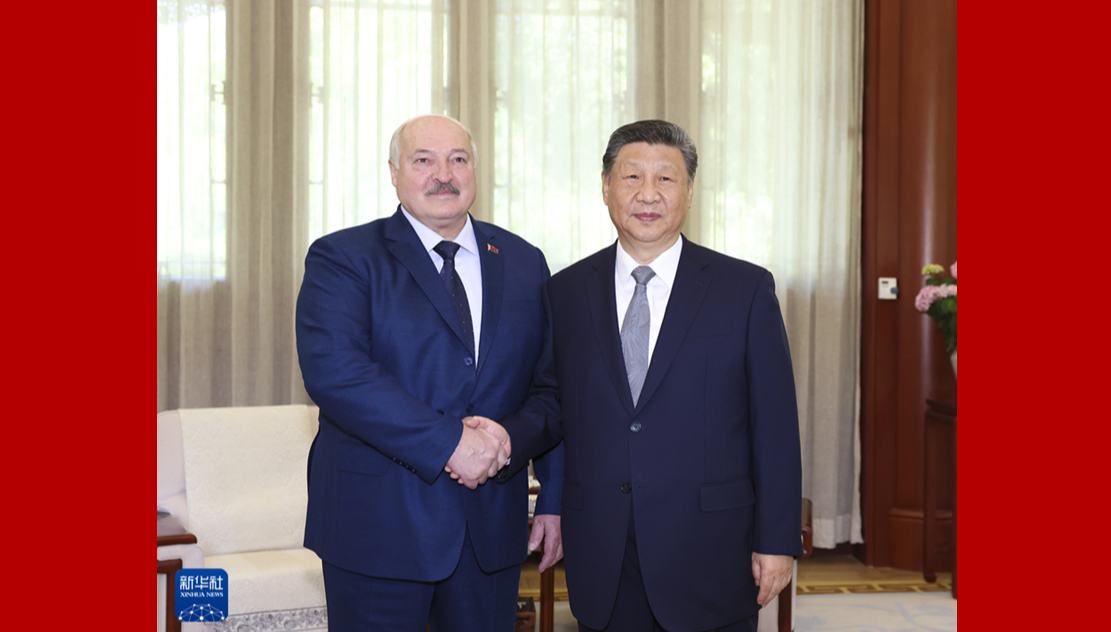 Xi Jinping trifft belarussischen Präsidenten                    Der chinesische Staatspräsident Xi Jinping hat sich am Mittwoch in Beijing mit seinem belarussischen Amtskollegen Alexander Lukaschenko getroffen.