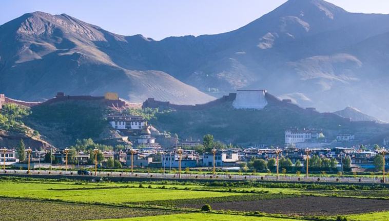 Xi Jinping fordert Dorfbewohner in Xizang zu Wahrung ethnischer Solidarität auf                    Der chinesische Staatspräsident Xi Jinping hat die Bewohner eines Dorfes in dem Autonomen Gebiet Xizang dazu aufgefordert, die ethnische Solidarität zu wahren und ein glücklicheres sowie besseres Leben zu schaffen.