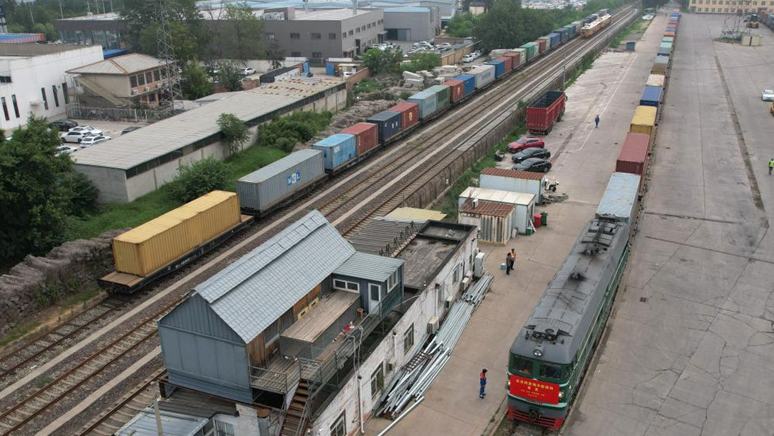 Erste Güterzugverbindung aus China nach Europa über das Kaspische Meer                    Ein Güterzug zwischen China und Europa ist am Montag in Beijing mit Ziel Baku abgefahren und markierte damit den Start des ersten multimodalen Frachtdienstes der Hauptstadt über das Kaspische Meer.