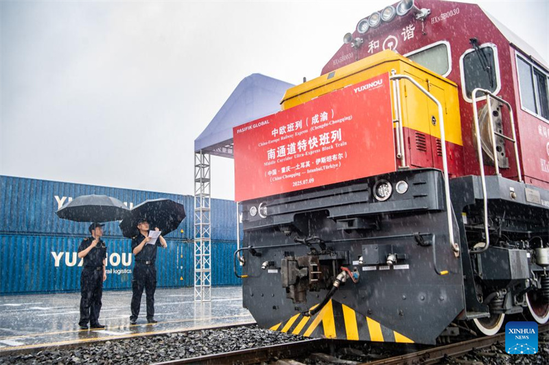 China-Europa-Expresszug (Chengdu–Chongqing) über mittlere Route nimmt planmäßigen Betrieb auf