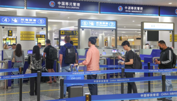 China meldet zum Beginn der Sommerferien deutlichen Anstieg ausländischer Touristen                    China verzeichnet zu Beginn der Sommerferienzeit einen Anstieg bei den Einreisen ausländischer Touristen, wobei immer mehr internationale Reisende von der einzigartigen Mischung aus alter Kultur und moderner Vitalität des Landes angezogen werden.
