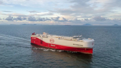 Neuer Zweistoff-Transporter mit einer Kapazität von 7.000 Fahrzeugen ausgeliefert                    Ein neuer Zweistoff-Transporter für Pkw und Lkw wurde am Mittwoch im Nansha-Bezirk von Guangzhou in der Provinz Guangdong in Betrieb genommen und bietet chinesischen Automarken neue Garantien für ihre globale Präsenz.