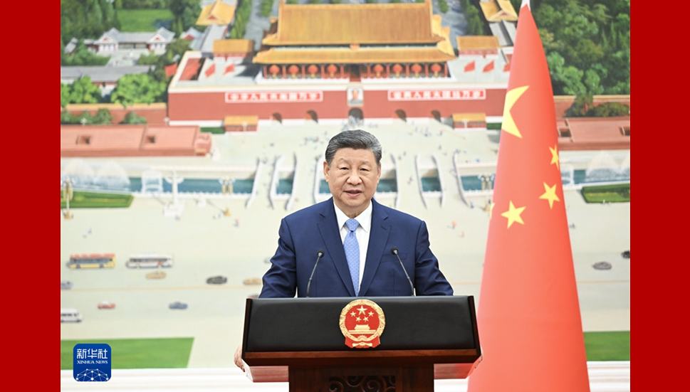 Xi Jinping nimmt Beglaubigungsschreiben von mehreren neuen Botschaftern entgegen                    Der chinesische Staatspräsident Xi Jinping hat am Freitag in der Großen Halle des Volkes in Beijing die Beglaubigungsschreiben von 16 neuen ausländischen Botschaftern entgegengenommen und den Generalsekretär der SCO, Nurlan Yelmekbajew, getroffen.