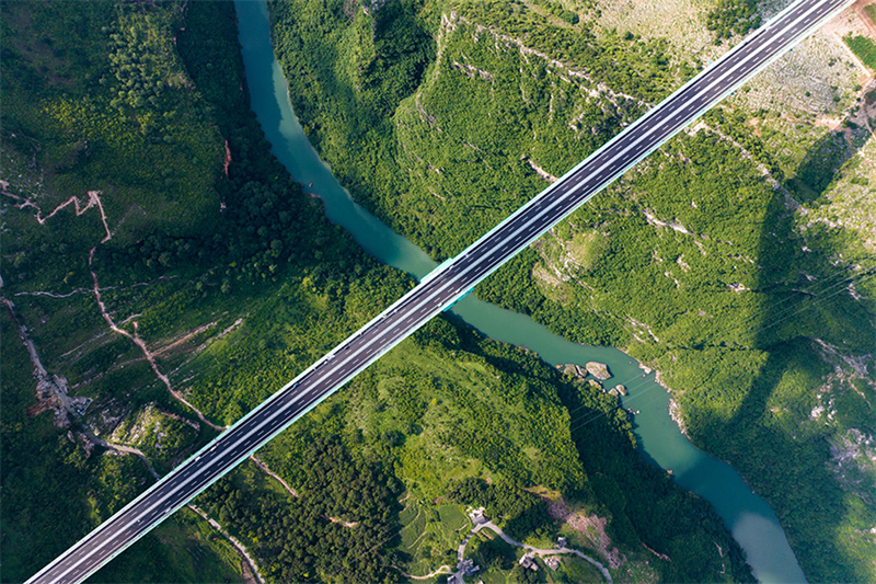 Die Bauarbeiten an der höchsten Brücke der Welt sind zu über 98 Prozent abgeschlossen