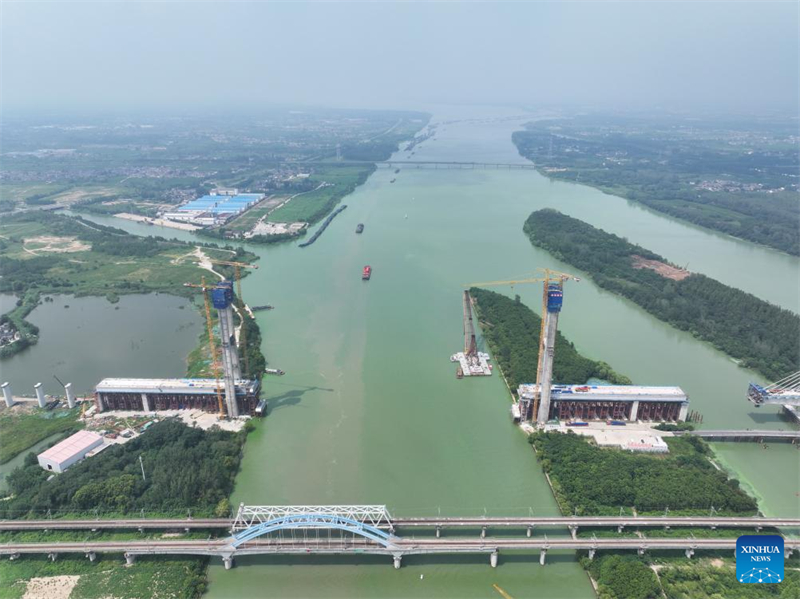 Hauptturm der Brücke über den Großen Kanal zwischen Beijing und Hangzhou erreicht Richtfesthöhe