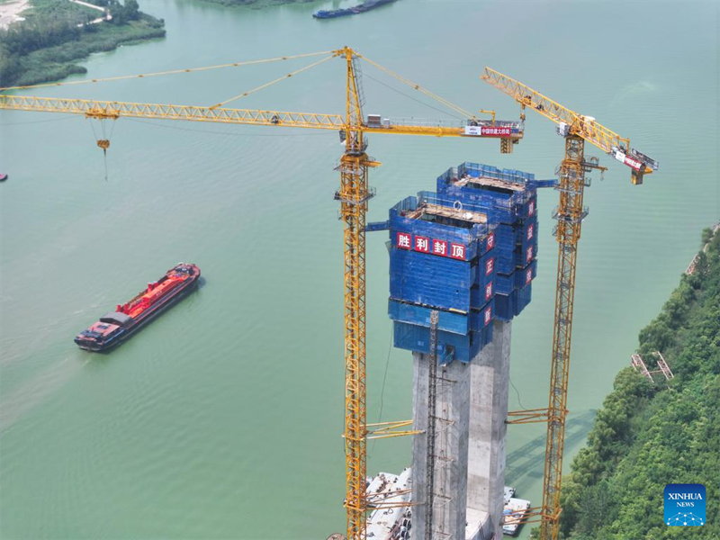 Hauptturm der Brücke über den Großen Kanal zwischen Beijing und Hangzhou erreicht Richtfesthöhe