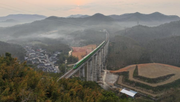 China-Laos-Eisenbahn befördert mehr als 14 Millionen Tonnen grenzüberschreitende Güter                    Die China-Laos-Eisenbahn hat seit ihrer Eröffnung im Dezember 2021 mehr als 14 Millionen Tonnen Import- und Exportgüter im Wert von über 60 Milliarden Yuan (rund 8,4 Milliarden US-Dollar) transportiert, wie die Zollbehörde von Kunming am Mittwoch mitteilte.