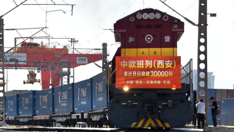 Die Gesamtzahl der Güterzüge zwischen China und Europa, die von Xi'an abfahren, übersteigt 30.000                    Beladen mit 55 Containern mit Photovoltaikmodulen ist Zug X9043 am Mittwoch von Xi'an nach Baku aufgebrochen. Die Abfahrt markierte einen neuen Meilenstein: Insgesamt sind seit dem Start des ersten Dienstes im Jahr 2013 mehr als 30.000 Güterzüge von Xi'an abgefahren.