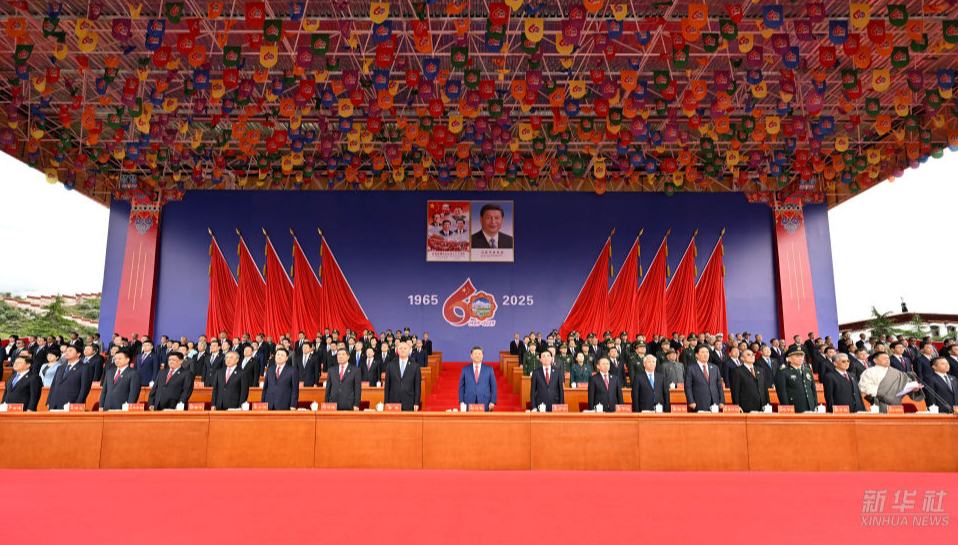 Xi Jinping nimmt an großer Versammlung zur Feier des 60. Gründungsjubiläums des Autonomen Gebiets Xizang teil                    Der chinesische Staatspräsident Xi Jinping hat am Donnerstag auf dem Platz des Potala-Palastes in Lhasa, der Hauptstadt des Autonomen Gebiets Xizang, an einer großen Versammlung zum 60. Jahrestag der Gründung des Autonomen Gebiets teilgenommen.