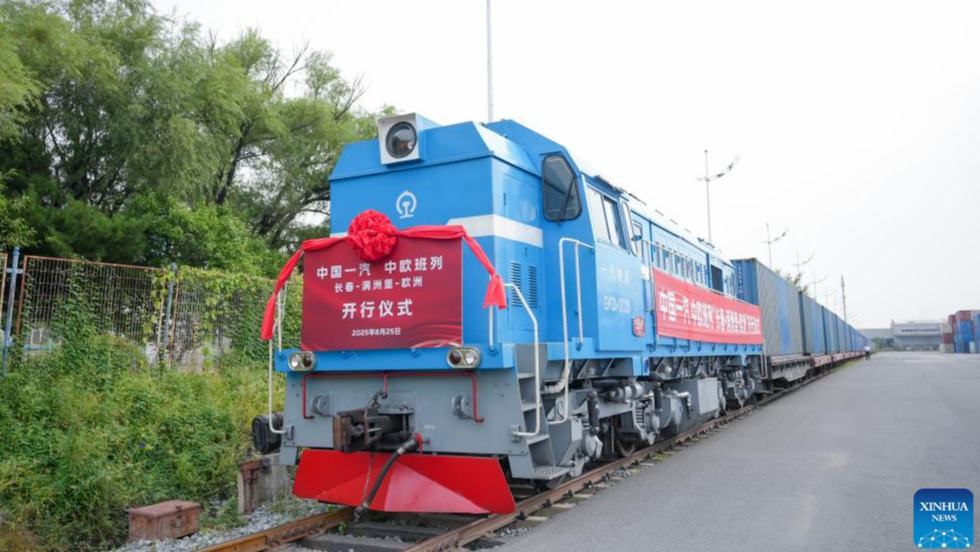 Chinesischer Automobilhersteller startet ersten Güterzugdienst zwischen China und Europa                    Ein Zug mit hochwertigen Autoteilen des führenden chinesischen Automobilherstellers China FAW Group Co., Ltd. verließ am Montag Changchun in der nordöstlichen Provinz Jilin in Richtung Europa und markierte damit den ersten direkten China-Europa-Güterzug des Unternehmens.