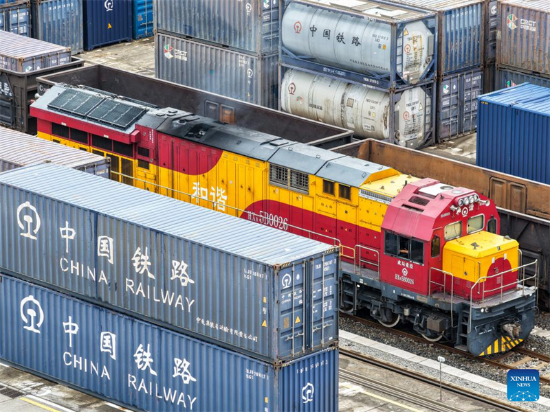 China-Europa-Güterzugdienst operiert über 3.400 Fahrten aus Südwestchina