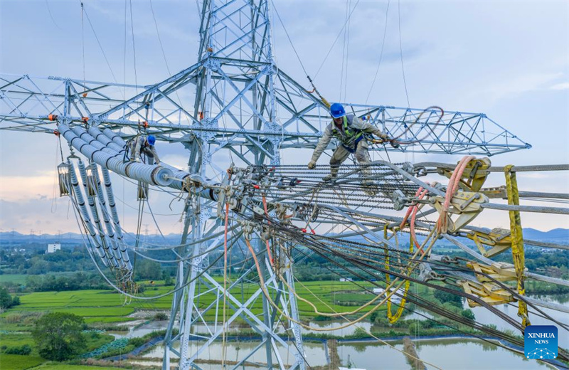 Leitungsmontage im Anhui-Abschnitt des Ultrahochspannungs-Stromübertragungsprojekts Gansu-Zhejiang startet