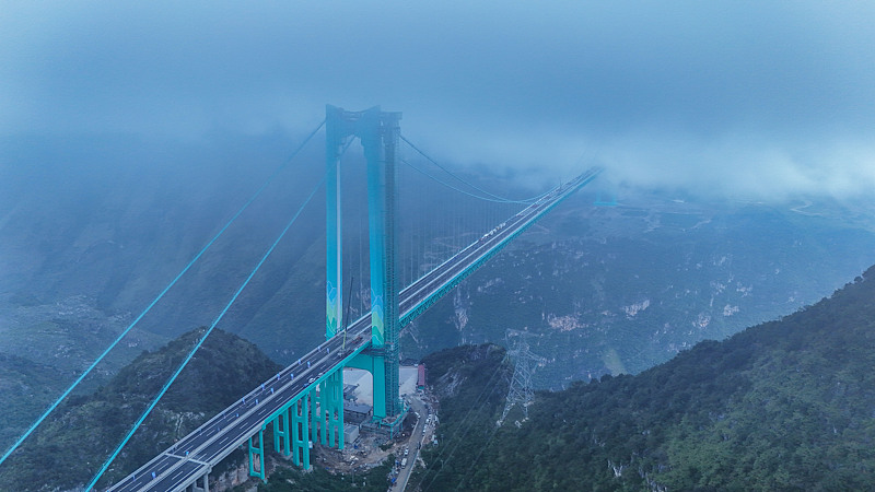 Höchste Brücke der Welt wird im Südwesten Chinas eröffnet
