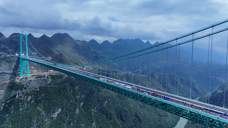 Höchste Brücke der Welt wird im Südwesten Chinas eröffnet