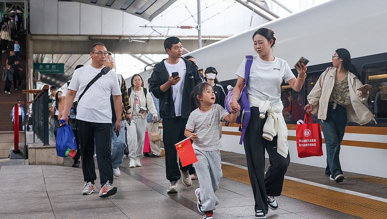 Chinas Bahnreisende erreichen am Nationalfeiertag Rekordwert                    Chinas Eisenbahnen haben am Mittwoch, dem ersten Tag des achttägigen Nationalfeiertags und des Mittherbstfestes, mit 23,13 Millionen Fahrgästen einen historischen Höchststand an einem einzelnen Tag verzeichnet. Dies teilte die chinesische staatliche Eisenbahngesellschaft am Donnerstag mit.