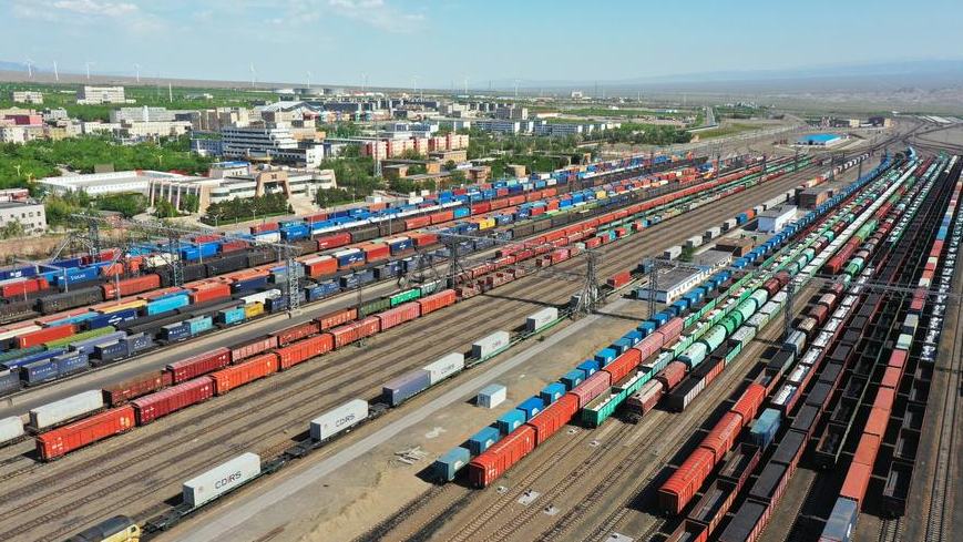 Alashankou im westchinesischen Xinjiang wickelt in 2025 bisher über 6.000 China-Europa-Güterzugfahrten ab                    Bis zum vergangenen Sonntag hat der Hafen von Alashankou, auch bekannt als Alataw Pass, in der Uigurischen Autonomen Region Xinjiang im Nordwesten Chinas nach Angaben des Betreibers im Jahr 2025 mehr als 6.000 Güterzugfahrten zwischen China und Europa abgefertigt. Alashankou ist einer der wichtigsten Güter- und Containerumschlagplätze.