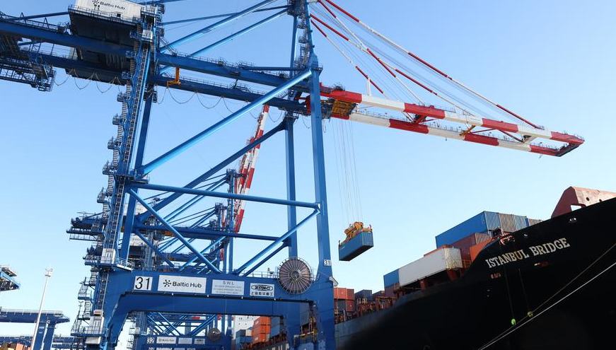 Erstes Containerschiff erreicht auf arktischer China-Europa-Route Danzig in Polen                    Nach einer Fahrt von 26 Tagen erreichte das erste Containerschiff, die Istanbul Bridge, auf der arktischen Container-Expressroute zwischen China und Europa am frühen Sonntagmorgen den Hafen von Danzig in Nordpolen.