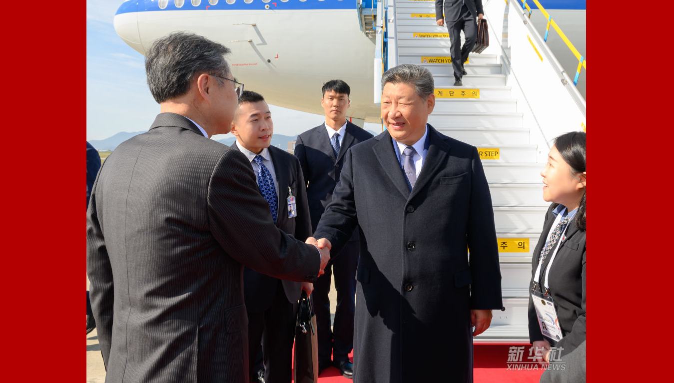Xi Jinping zu APEC-Treffen und Staatsbesuch in Südkorea angekommen                    Xi Jinping ist am Donnerstag mit einem Sonderflugzeug in Südkorea angekommen, um am 32. Wirtschaftsgipfel der Asiatisch-Pazifischen Wirtschaftsgemeinschaft (APEC) im südkoreanischen Gyeongju teilzunehmen und auf Einladung des südkoreanischen Präsidenten Lee Jae-myung Südkorea einen Staatsbesuch abzustatten.