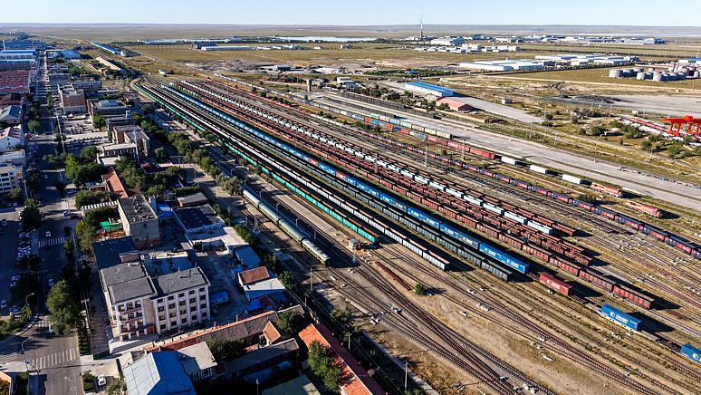 Landverkehrsknotenpunkt in Nordchina fertigt in fünf Jahren über 15.000 China-Europa-Güterzüge ab                    Während der Laufzeit des 14. Fünfjahresplans (2021–2025) hat die Zahl der Güterzüge zwischen China und Europa, die den Hafen von Erenhot, den größten Landhafen zwischen China und der Mongolei, passieren, laut Angaben der Zollbehörde von Hohhot in der Autonomen Region Innere Mongolei in Nordchina 15.000 überschritten.