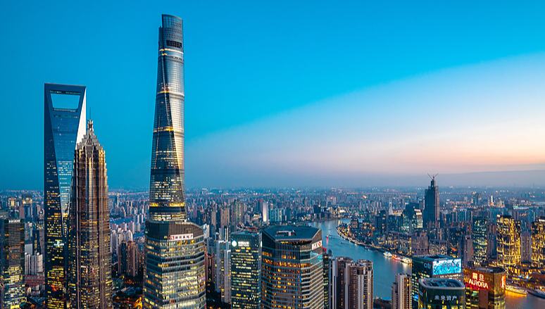 China stellt neue Maßnahmen zur Förderung privater Investitionen vor                    Für Schlüsselprojekte in Bereichen wie Eisenbahn und Kernkraft, die einer Genehmigung oder Überprüfung durch die zuständigen Behörden bedürfen und eine bestimmte Rendite erzielen, wird die Beteiligung von privatem Kapital unterstützt. Hierbei sollen Anforderungen wie Beteiligungsquoten klar definiert werden. Dies teilte das Generalbüro des Staatsrats mit.