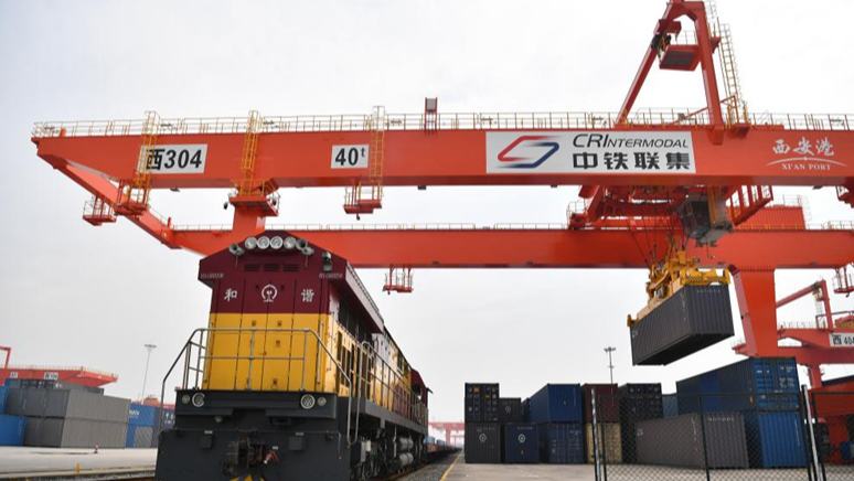 China-Europa-Güterzug wandelt Xi'an in einen modernen internationalen Handels- und Logistikstandort um                    Der 2013 in Xi'an eingeführte China-Europa-Güterzug steht seit vielen Jahren in wichtigen Bereichen wie Zuganzahl, Frachtvolumen und Ladungscontainerquote landesweit an erster Stelle.